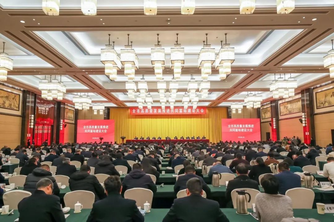 福蛇呈祥,載譽前行 雙鳥機械榮膺“富樂嵊州建設貢獻獎” — 工業企業30強、工業商貿類納稅20強兩項榮譽